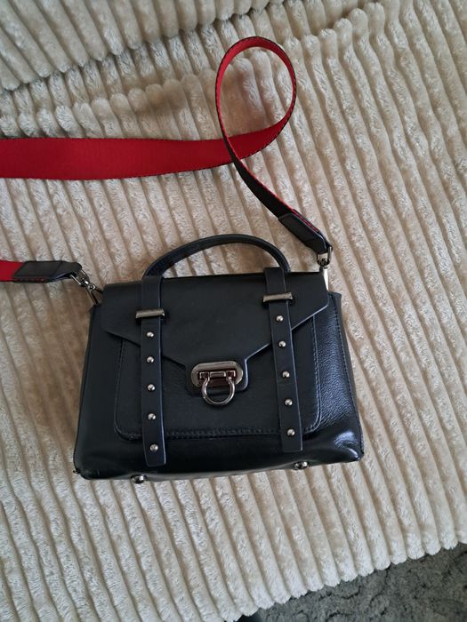 Кожаная сумочка на ремне