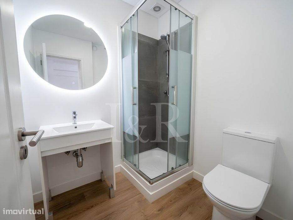 Apartamento T3 com varanda e estacionamento na Estrada da Luz, Lisboa
