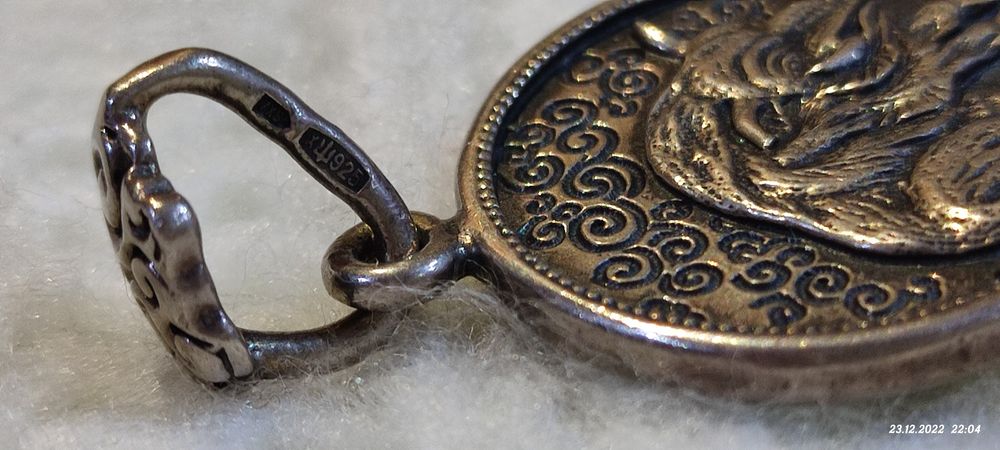 Срібна підвіска.