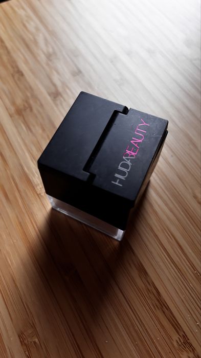 Puder huda beauty mini pound cake znikome zuzycie