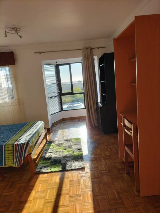 Arrenda-se quarto mobilado a estudante (perto da Universidade de Aveiro / Glicíneas)