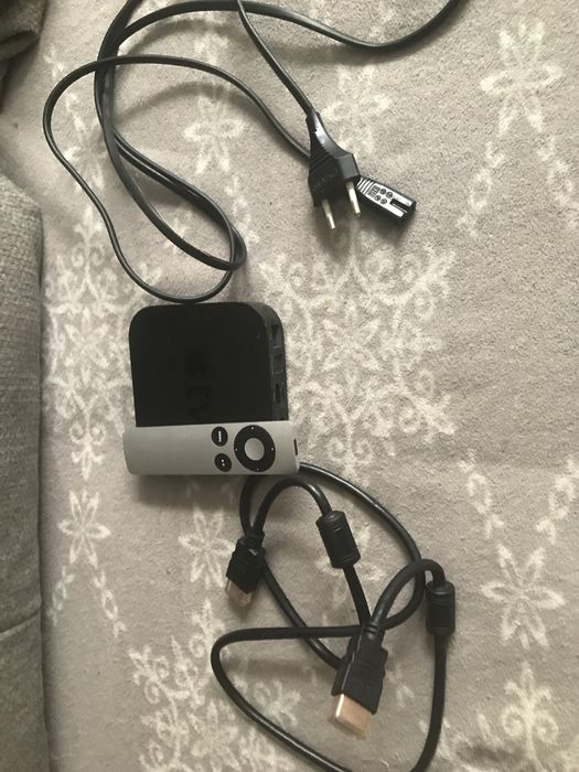 Apple TV  z pilotem i kablami