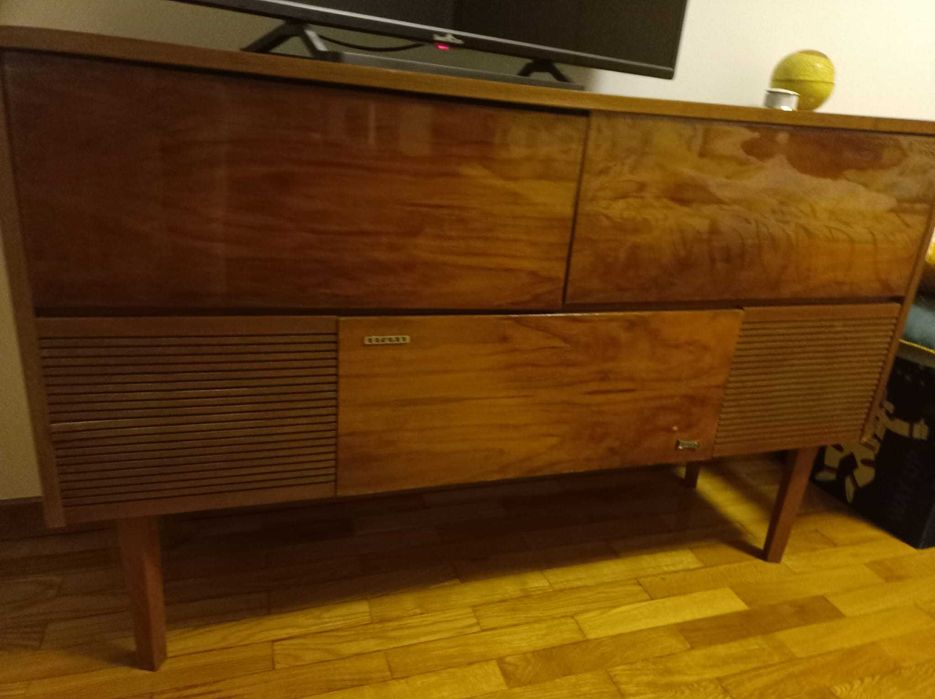 Móvel vintage com gira-discos e rádio