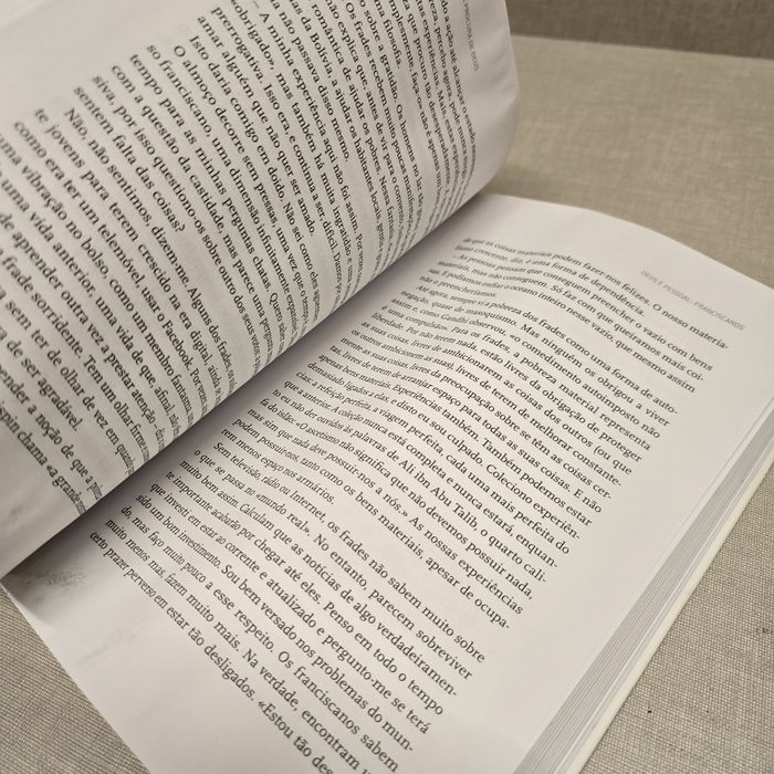 Livro  " Uma viagem pelo mundo  á procura de Deus"