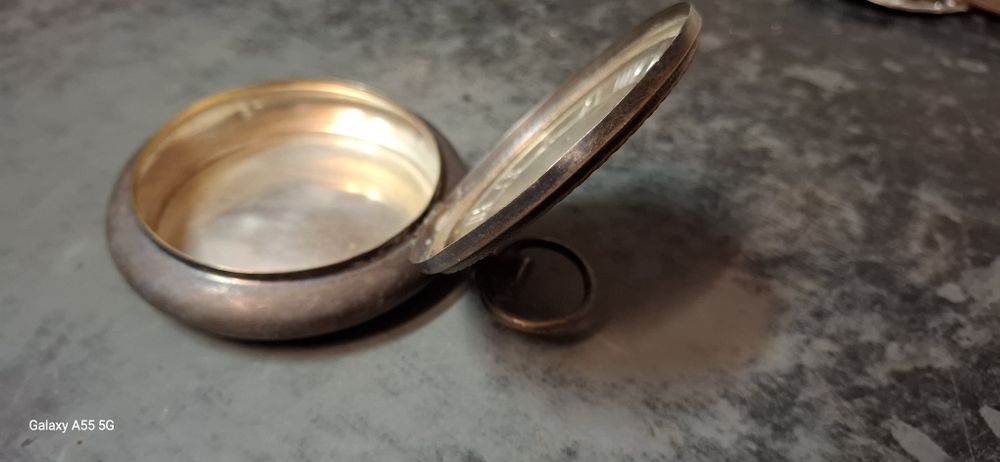 Caixa em forma de relógio