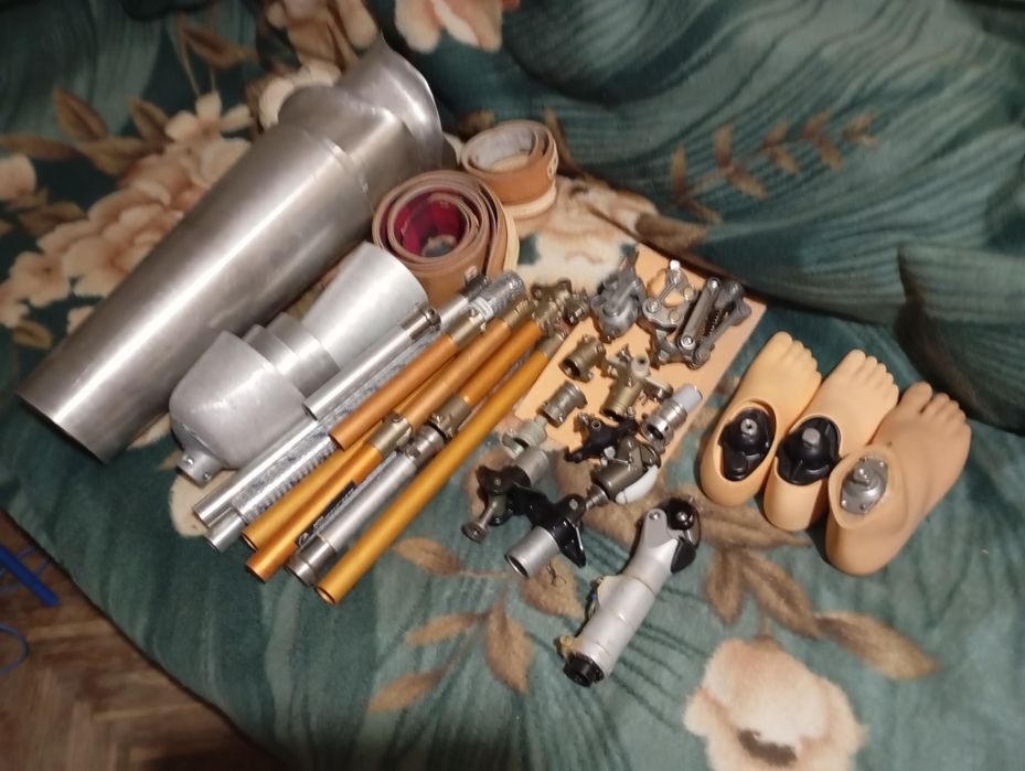 Комплектующие для протезов ног.