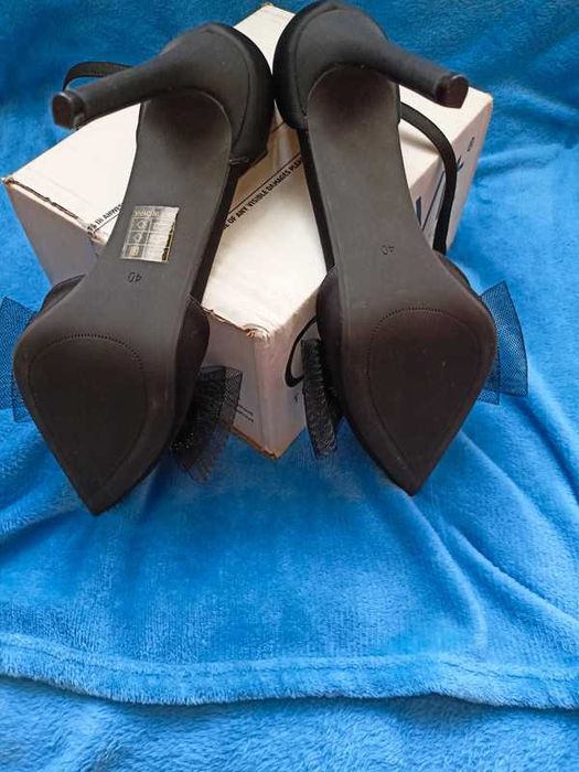 Szpilki z tiulową i błyszczącą kokardą