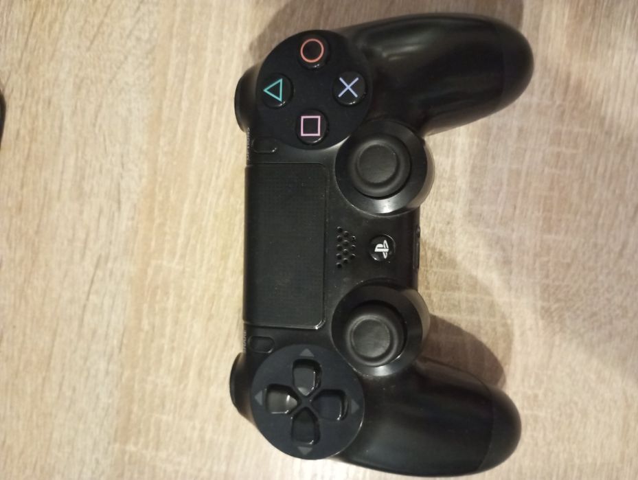 PlayStation 4 с 16 играми