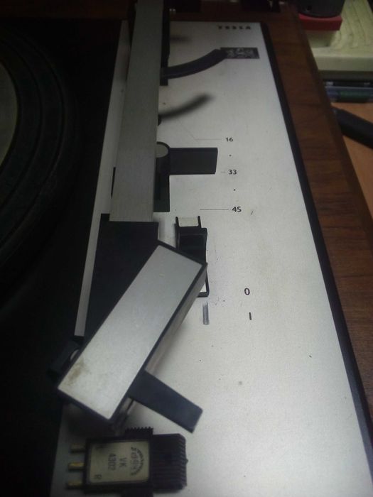 Проигрыватель Tesla - ретро