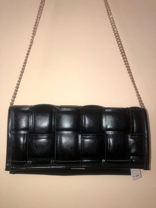 -74% Steve Madden czarna torebka kopertówka na ramię na łańcuszku