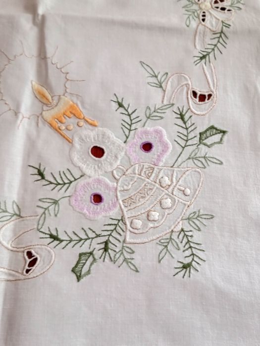 Святкова новорічна скатертина на маленький столик. Нова.Ціна 250 грн.