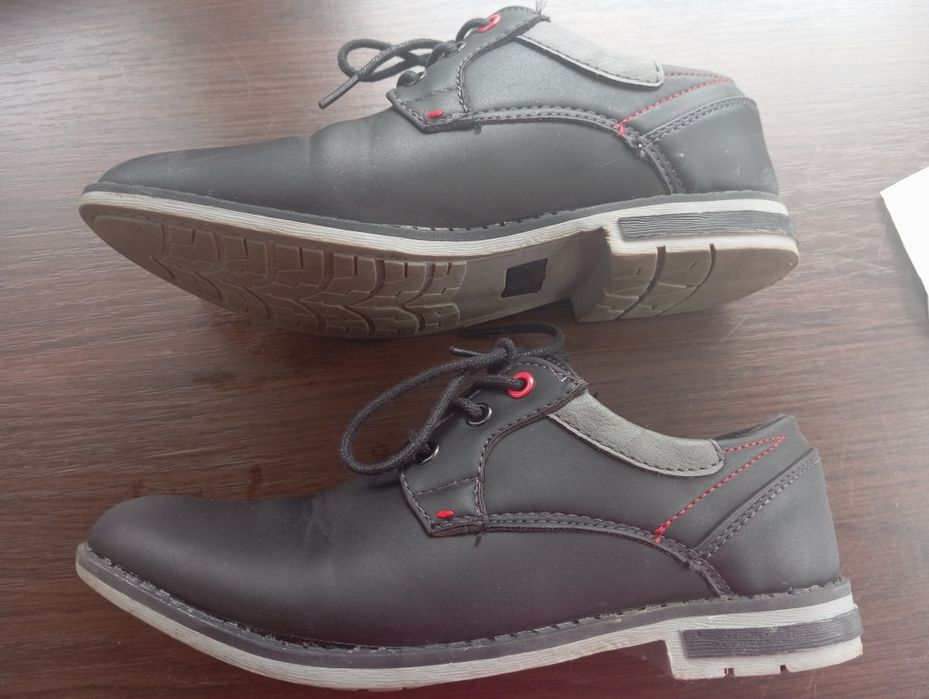 Elegancki buty chłopięce