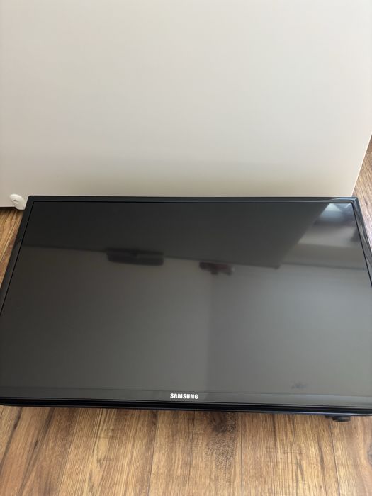 Telewizor Samsung 32”, full HD, HDMI + wieszak