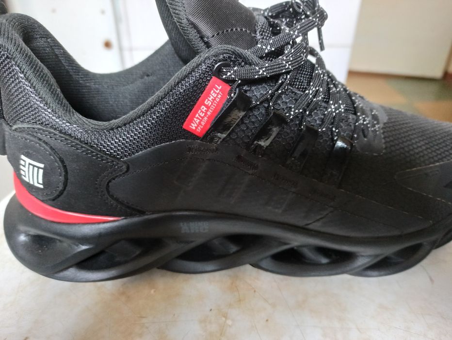 Продам  кроссовки беговые.