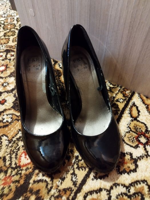 Szpilki czarne, lakierki