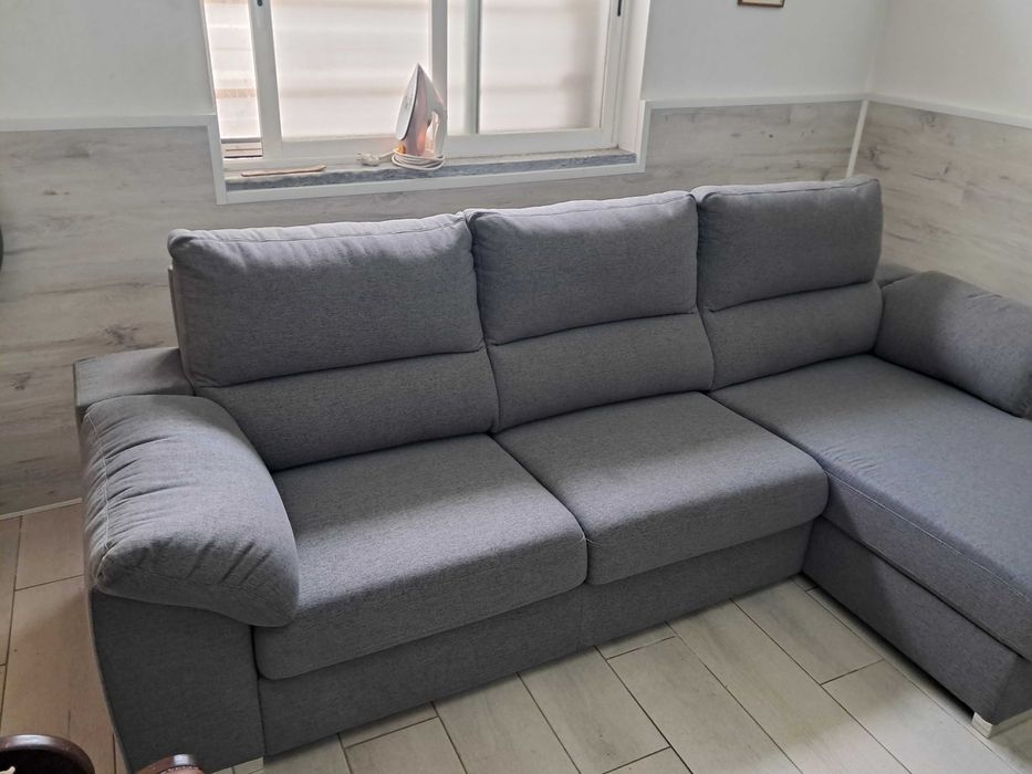 Sofá Chaise Long em estado novo.