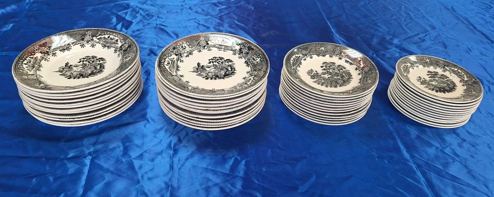 Serviço de Loiça (Cavalinho) de Jantar de Sacavem  p/ 12 pessoas om 55 Peças