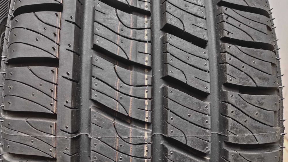 шини 215/60R17c Goodyear 99%. Всесезонні. М+С (заміна 225/55/17)