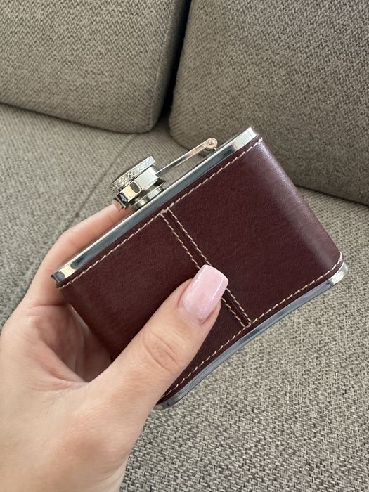 Piersiówka skórzana