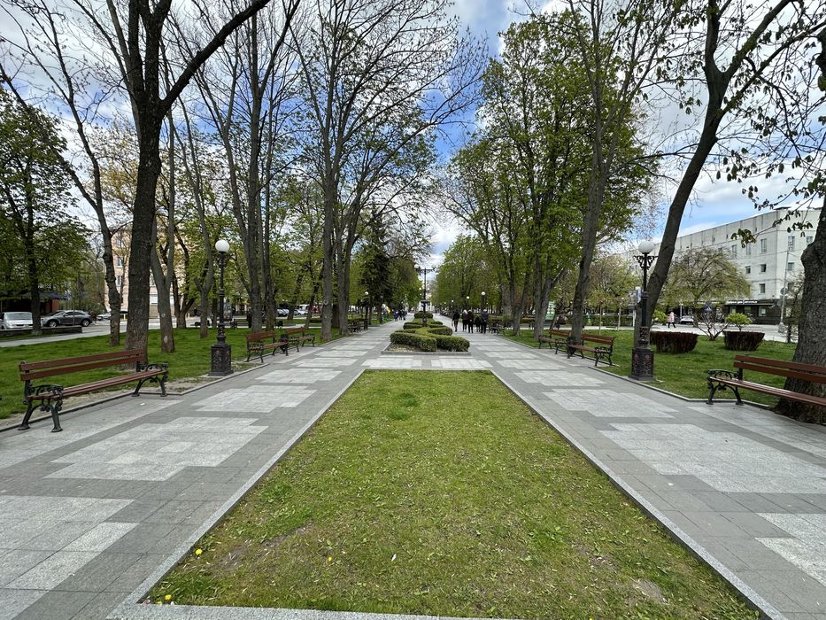 Продаж 2 кімнатної квартири 1 поверх (можливо під офіс), сквер Бабаєва ,центр міста паркова зона