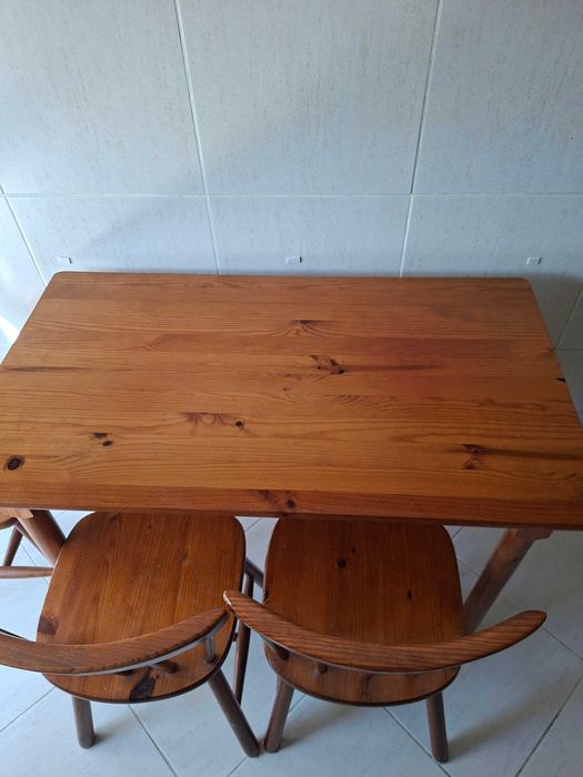 Mesa de madeira em perfeito estado