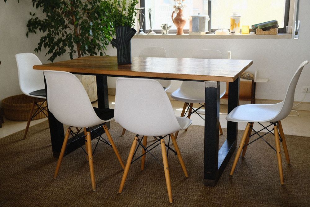 mesa de madeira con pes de ferro preto, em perfeito estado