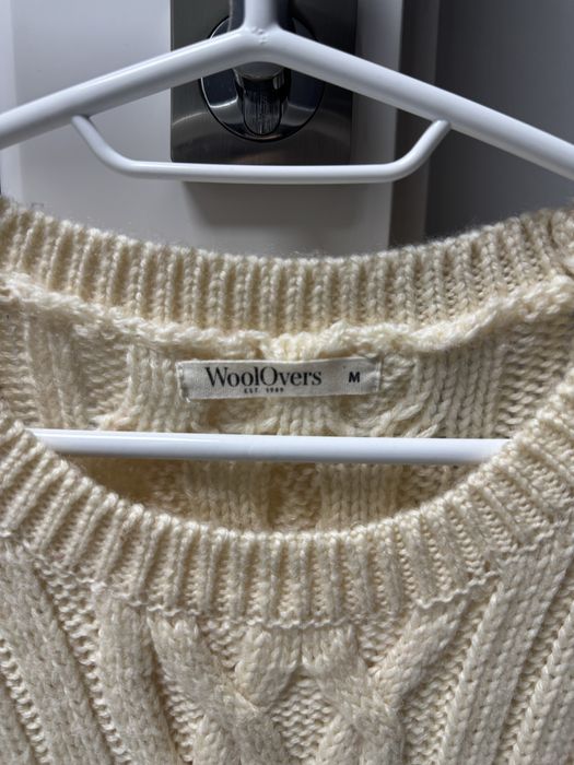 Подовжений теплий обʼємний светр з вовни.