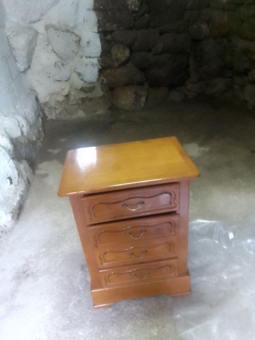 Mobília para quarto (duas mesinhas de cabeceira) com cama e colchão