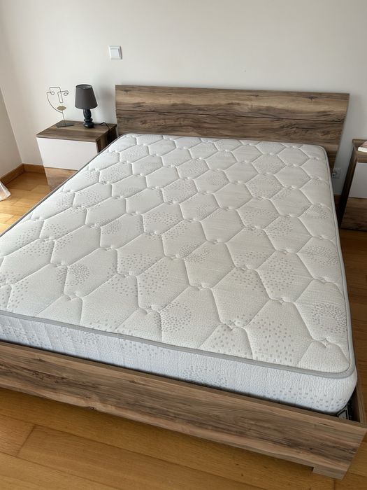 Conjunto de quarto ( cama, colchao, estrado, 2 mesas e comoda)