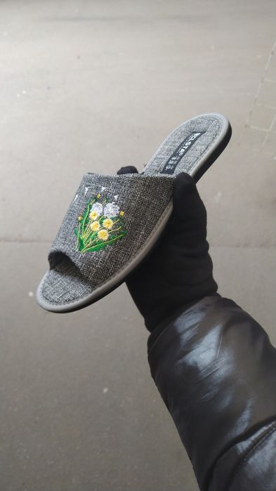 Продам женские серенькие  с вышивкой узором . 330 грн.