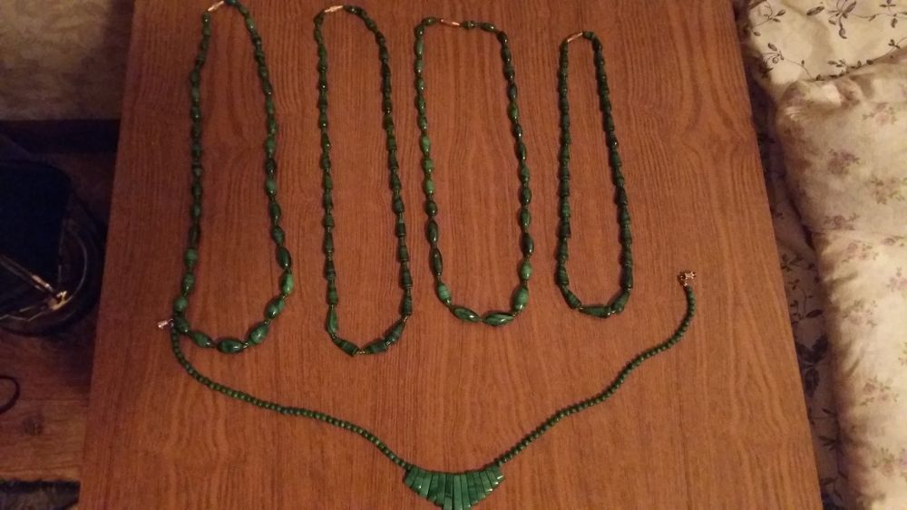Малахитовые бусы