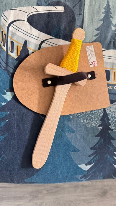 Espada e escudo em madeira