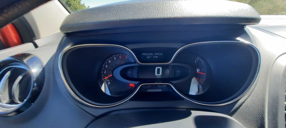 Vendo Renault Captur 0.9 TCe Exclusive a gasolina de 2019, num estado irrepreensível e com apenas 80000km reais.
