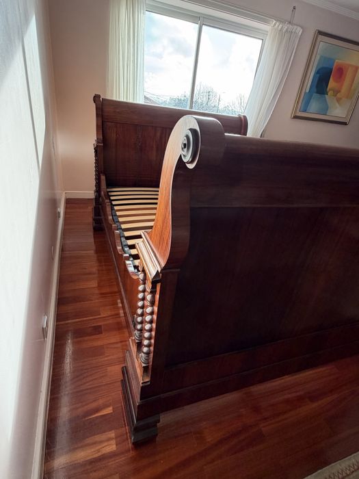 Vendo  cama de casal antiga estilo Imperio, madeira maciça.