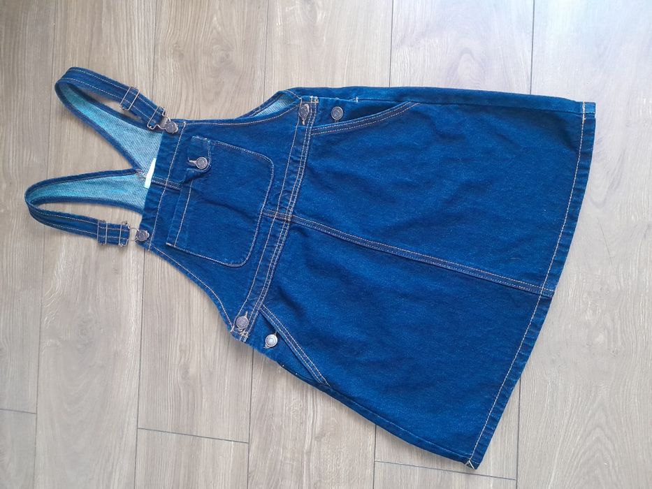 Sukienka ogrodniczka stradivarius