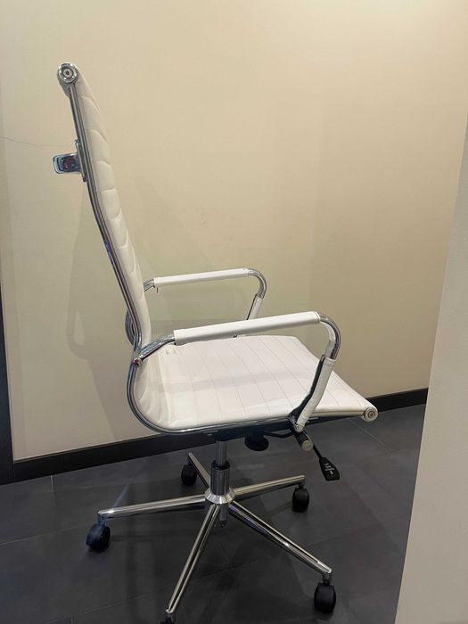 Cadeira Elegante de Escritório OFIPRIX, Base Metálica, Design Bonito Com Costuras, Em Pele Branca