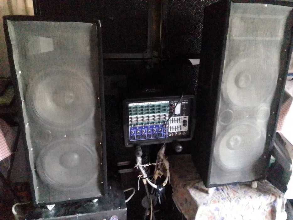 2 Colunas 2x250 watts rms + uma mesa amplificada 2x150 watts rms.