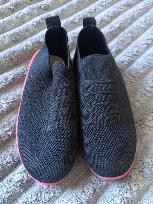 Дитячі кросівки чорні з рожевою підошвою, розмір 34
255 ₴

85 ₴ × 3 платежі

Стильні дитячі кросівки в ідеальному стані

• Матеріал: м'який текстиль з