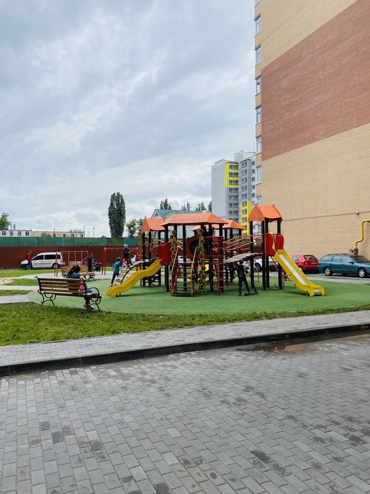 Квартира подобово:Сучасна квартра біля центру .
