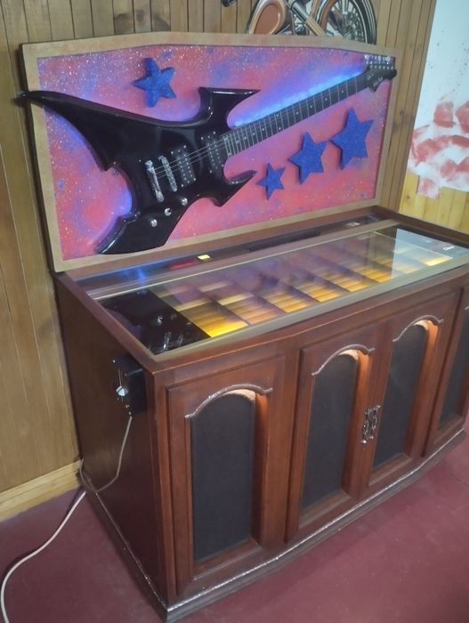 Jukebox de vinil a funcionar perfeitamente.
Tem 80 discos, com 160 mús