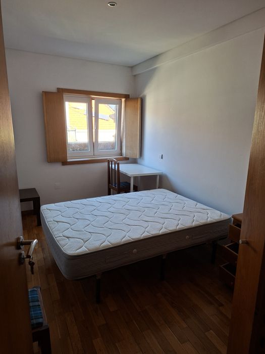 Alugo quarto perto da universidade do porto
