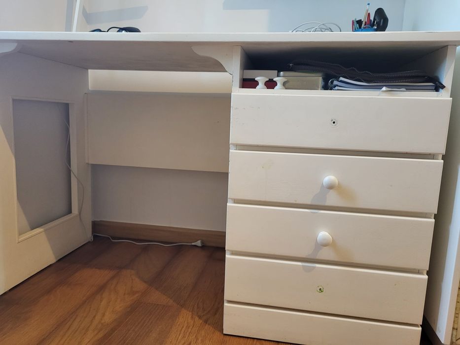 Mobília de quarto em pinho maciço. Cama, mesa de cabeceira, secretaria