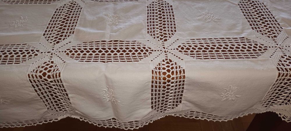 Toalha de mesa (linho, renda e bordado)