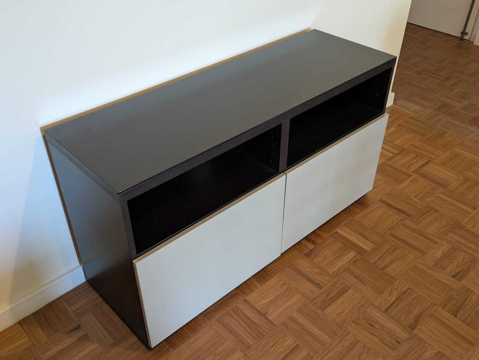 Móvel IKEA BESTÅ – Preto-Castanho e Bege e Painel Superior em Vidro