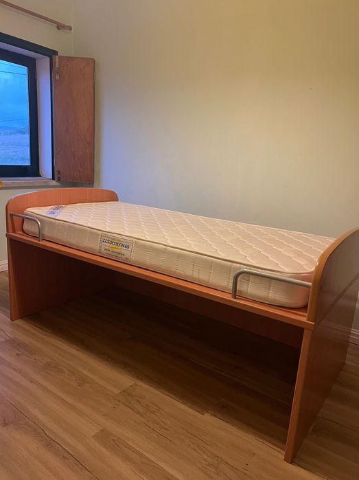 Camas de criança com móvel e prateleiras (colchões incluídos).