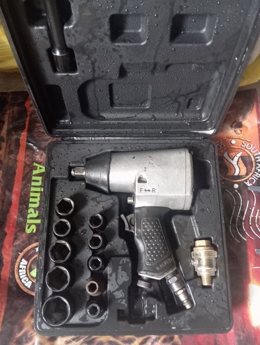 Пневмогайковерт  в рабочем состоянии с головками