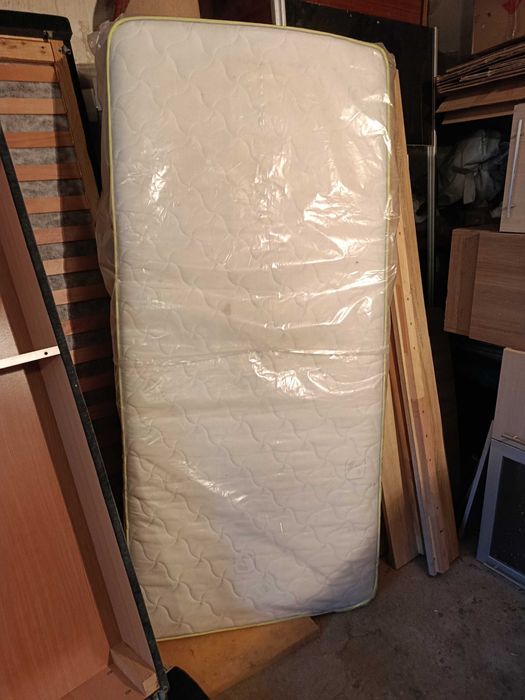 Матрац односпальний 90х2м,матрас та залишки ліжка