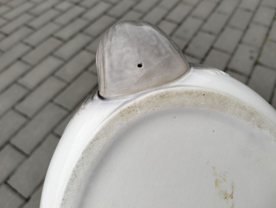 Antyk. Półmisek z ozdobnymi kogutami