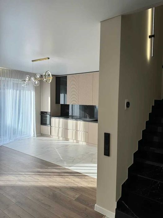 Таунхаус з ремонтом та частково з меблями всього в 8хв від стометрівки