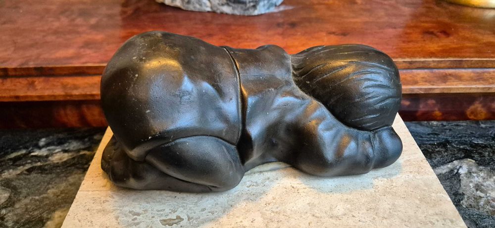 Aukcyjna rzeźba śpiącego dziecka z brązu z ciemną patyną dekor